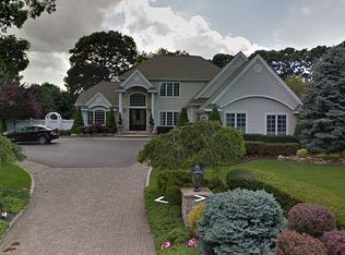7 Weeping Cherry Ln, Commack, NY 11725