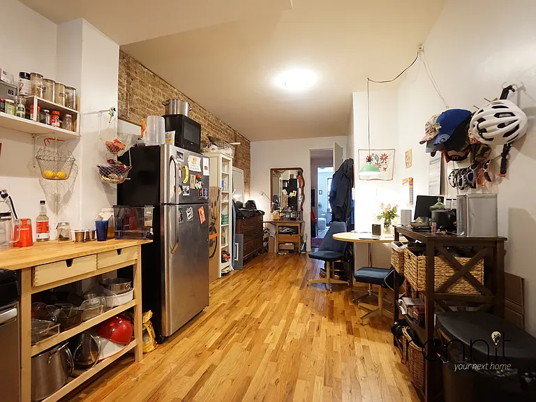 420 Melrose St #1R — Photo 5