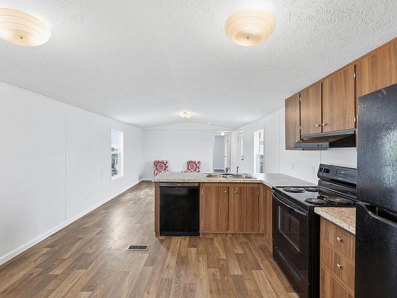 3rd image of 20751 Garden Dr
