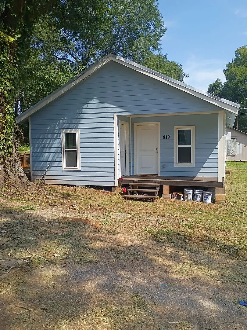 Furnished 1 bedroom 1 bath house close to downtown! — Photo 1