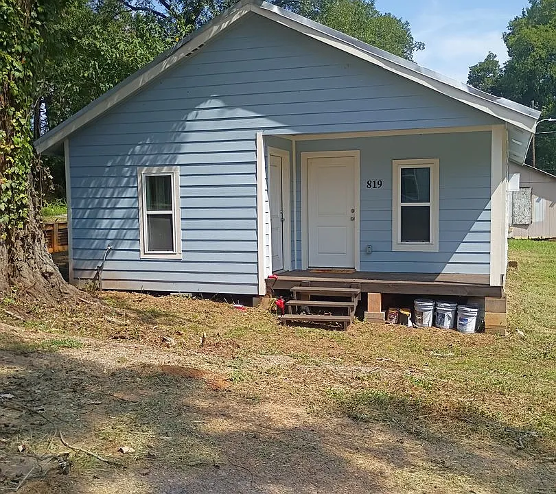 819 Gene St