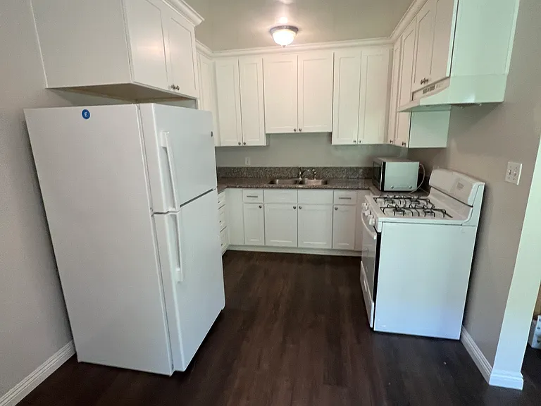 819 E 4th St #4 — Photo 5