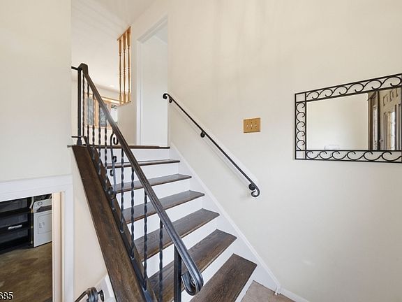 3rd image of 15 Sunnyhill Rd