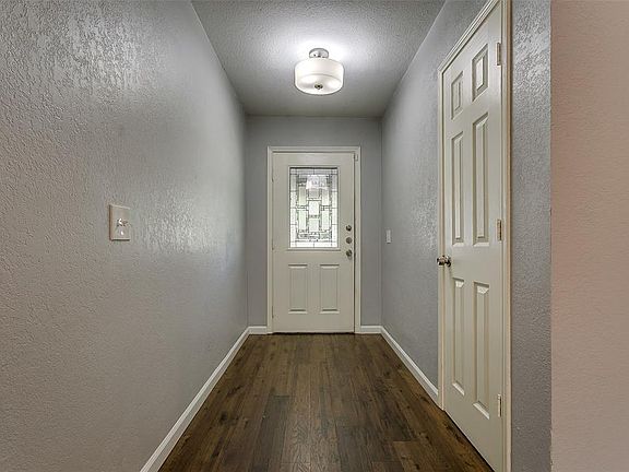 2nd image of 1309 Brookfield Ln