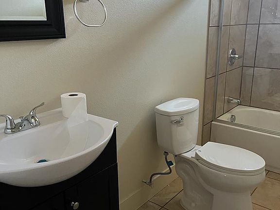 4th image of 806 E 76th Pl