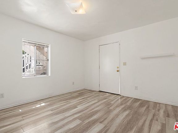 4th image of 3962 1/4 S Hobart Blvd #3962