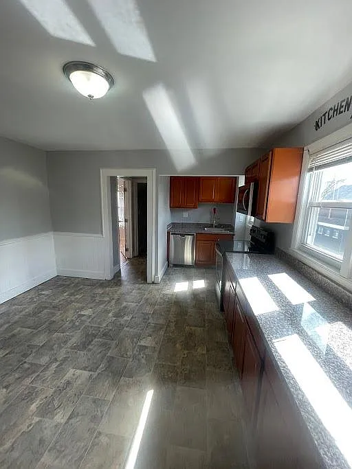 5 bed, 1475 sqft, $2,400 — Photo 4