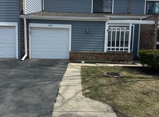 437 Maple Dr, Wheeling, IL 60090