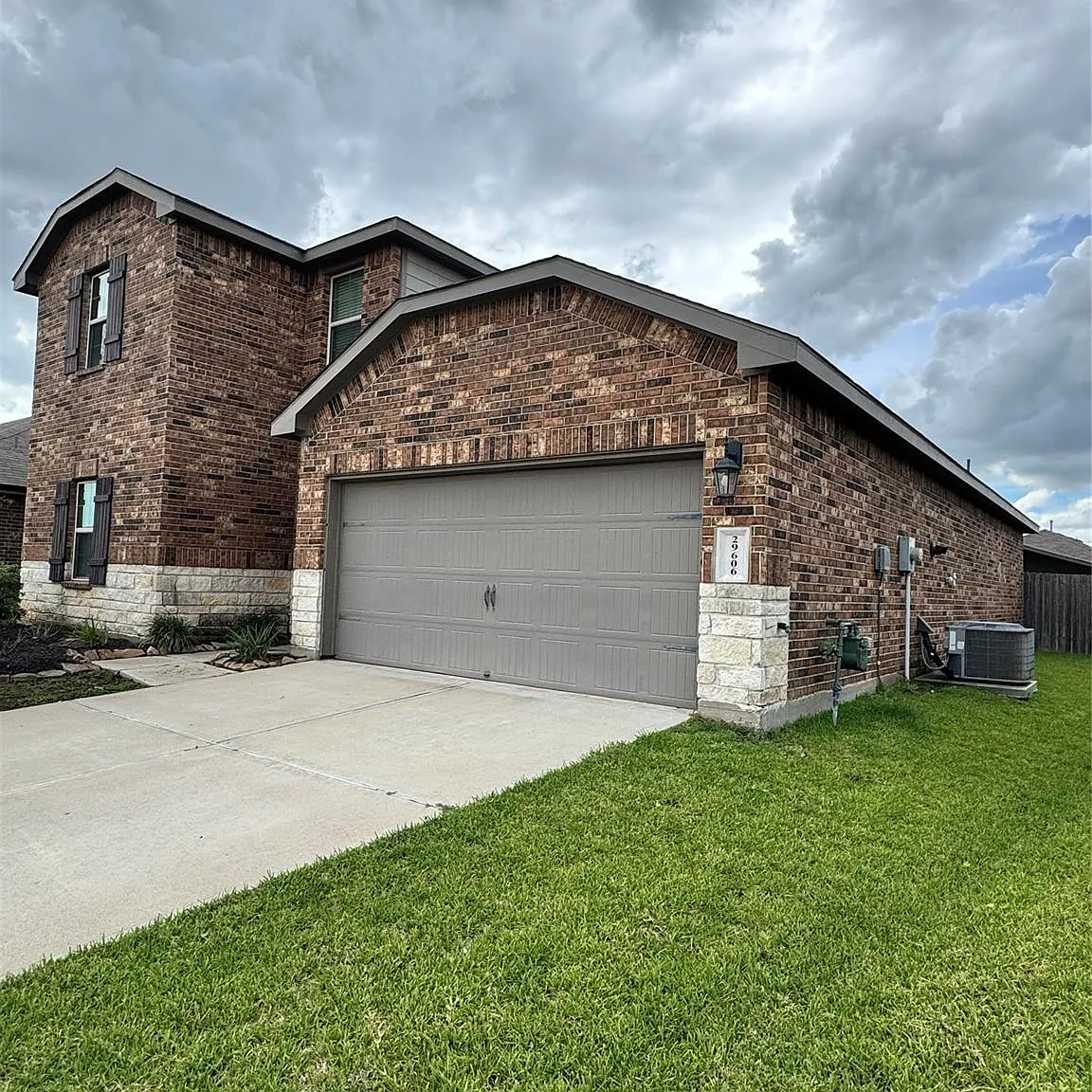 4 bed, 3.0 bath, 2170 sqft, $2,600 — Photo 2