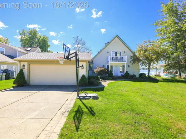 7938 Branch Dr, Brighton, MI 48116