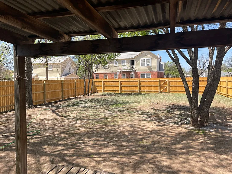 1302 Jeanette St — Photo 12