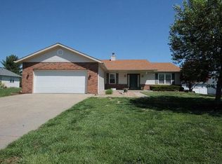 206 Suburban Dr, Smithton, IL 62285