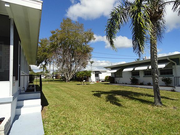 WIDE LAWN BETWEEN HOMES