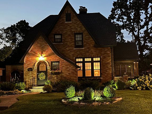 3rd image of 209 W Crestwood Dr
