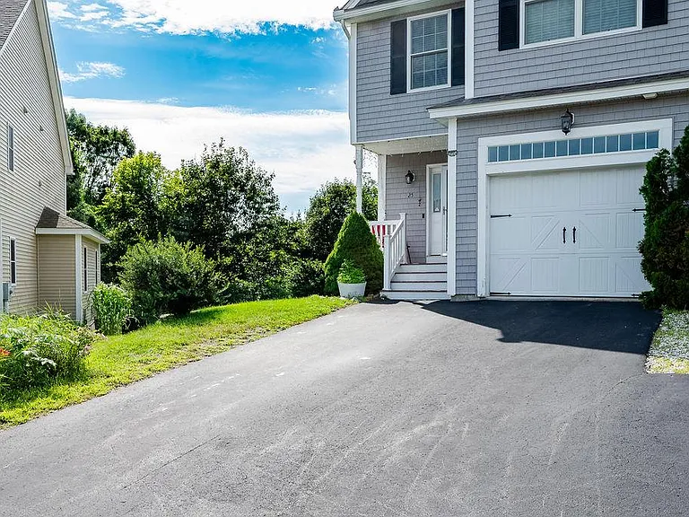 25 Village Dr — Photo 2
