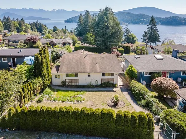 606 Martin Rd, Gibsons, BC V0N 1V9