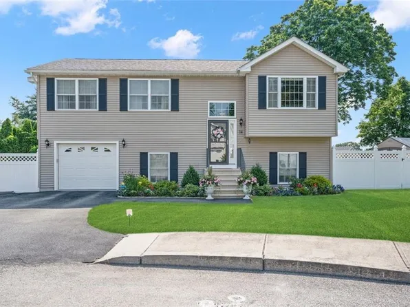 14 Olivia Dr, Cranston, RI 02920