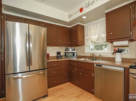 5th image of 634 Harvard St