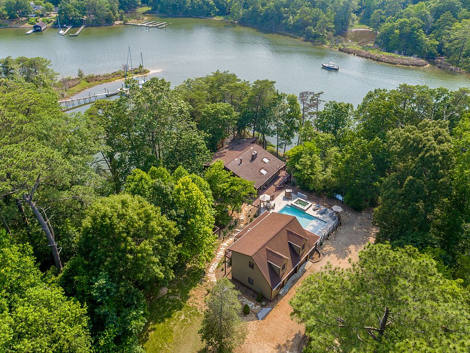 Cottage on the river with pool.