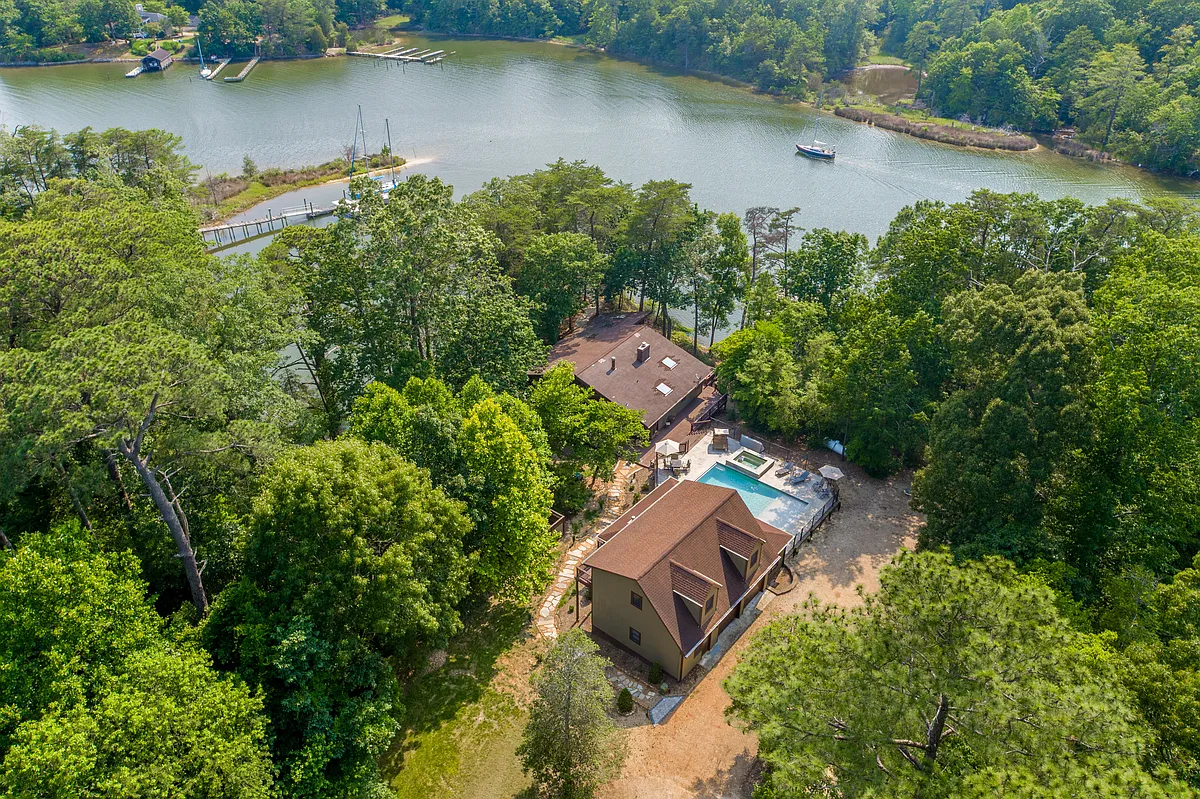 Cottage on the river with pool. - 649 Kennsbury Rd