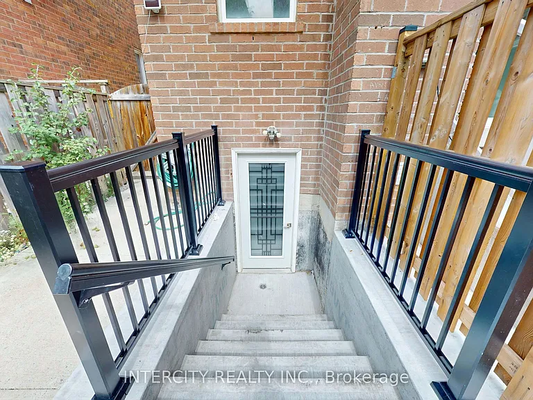 392 Derrydale Dr #LOWER — Photo 16