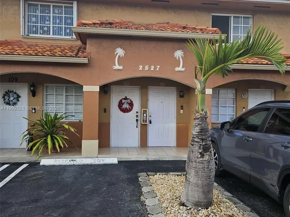 2527 W 76th St APT 208, Hialeah, FL 33016