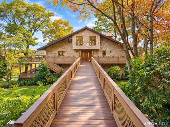 10 Hillcrest Court, Ridgefield, CT 06877
