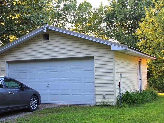 3rd image of 82 Emerald Ln