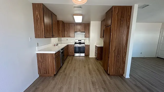 637 Sydney Ln — Photo 17
