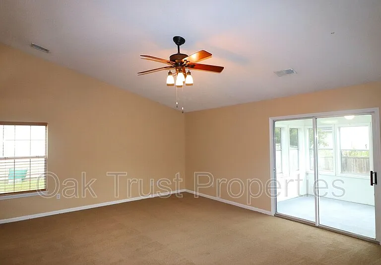 538 Holiday Dr — Photo 5