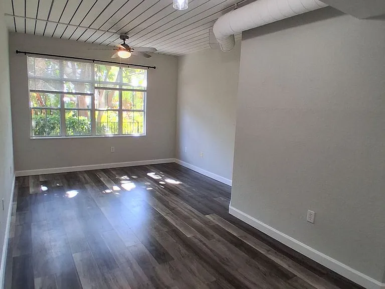 2402 W Azeele St #417 — Photo 7