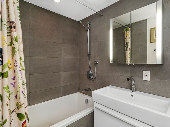 5th image of 115 Norfolk St APT 203