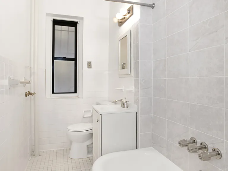 111 W 16th St #1J — Photo 3