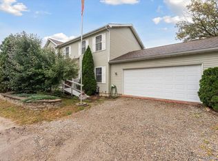 1855 Maxfield Rd, Hartland, MI 48353