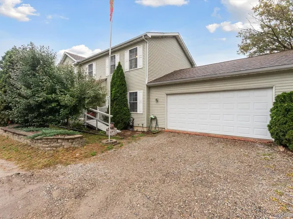 1855 Maxfield Rd, Hartland, MI 48353