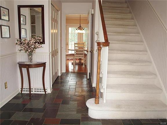 3rd image of 921 Laurel Dr