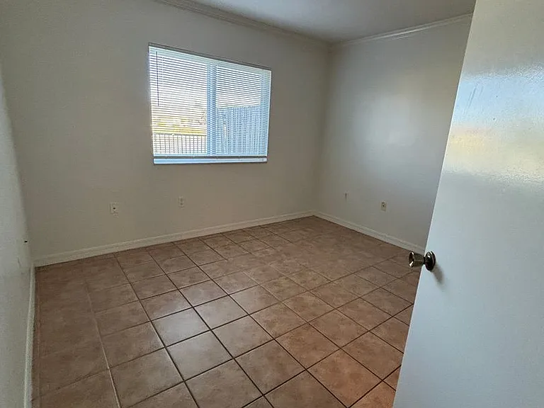 3395 NE 10th St #103 — Photo 9