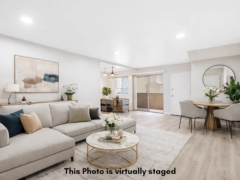 Tarzana Court Apartments — Photo 1