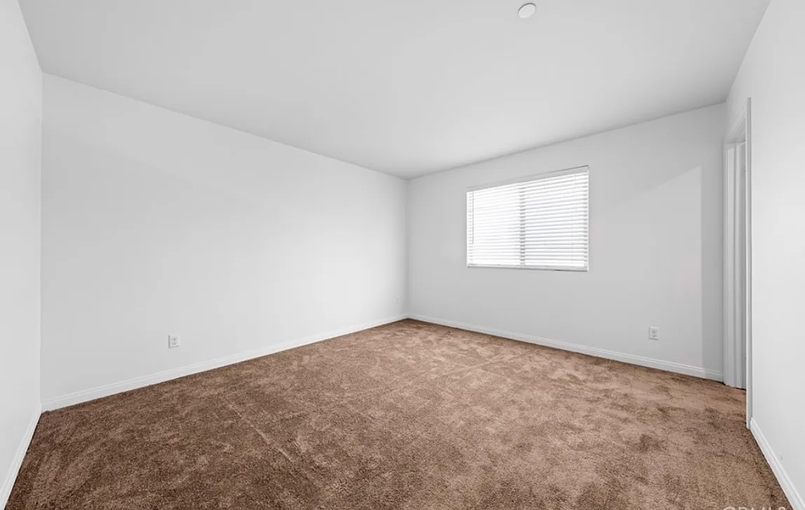 6 bed, 4200 sqft, $999 — Photo 4