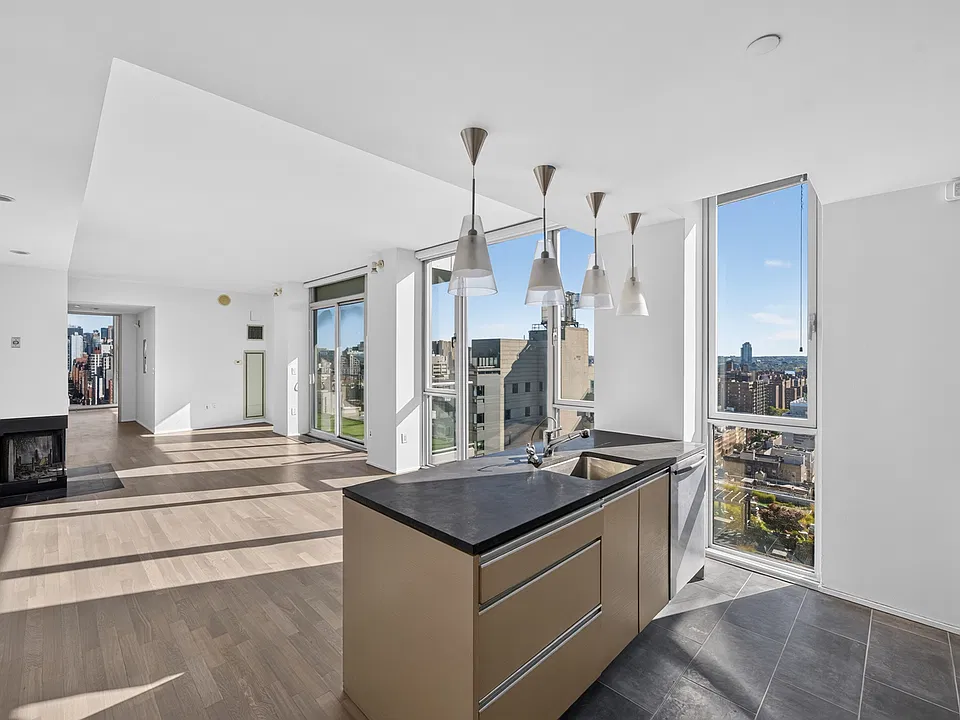 110 3rd Ave #21C