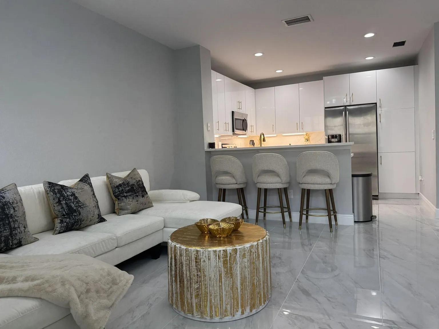 3 bed, 2.5 bath, 1674 sqft, $7,000 — Photo 1