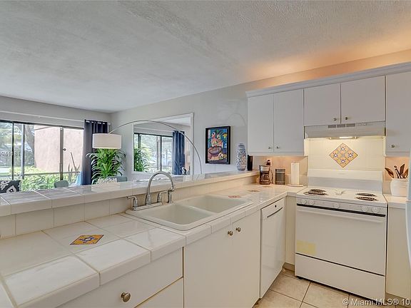 3rd image of 701 NW 19th St APT 102
