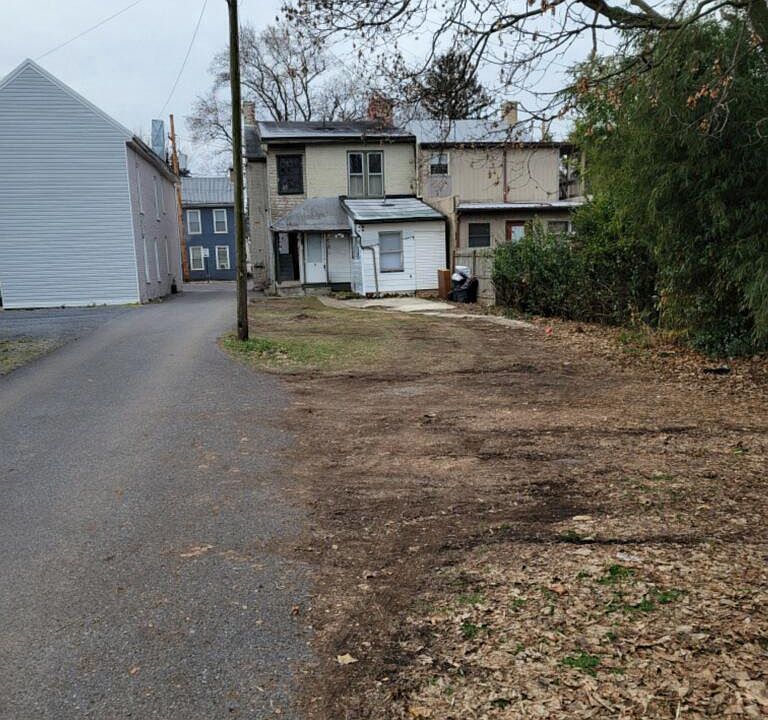 2nd image of 387 E Queen St
