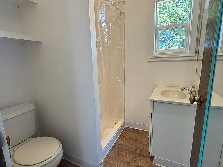 2364 Redwood Ave — Photo 4