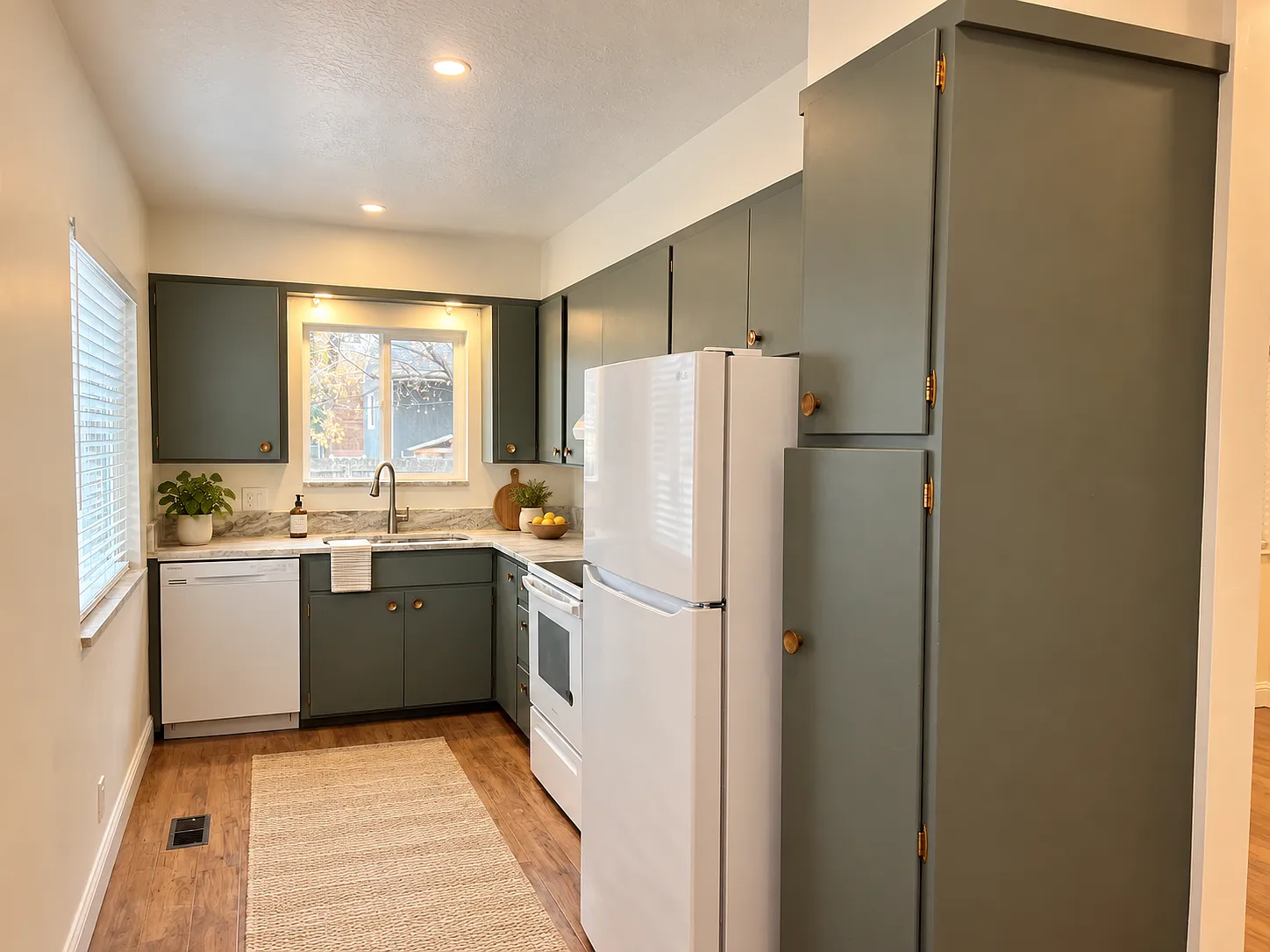 Studio, 640 sqft, $1,395 — Photo 3
