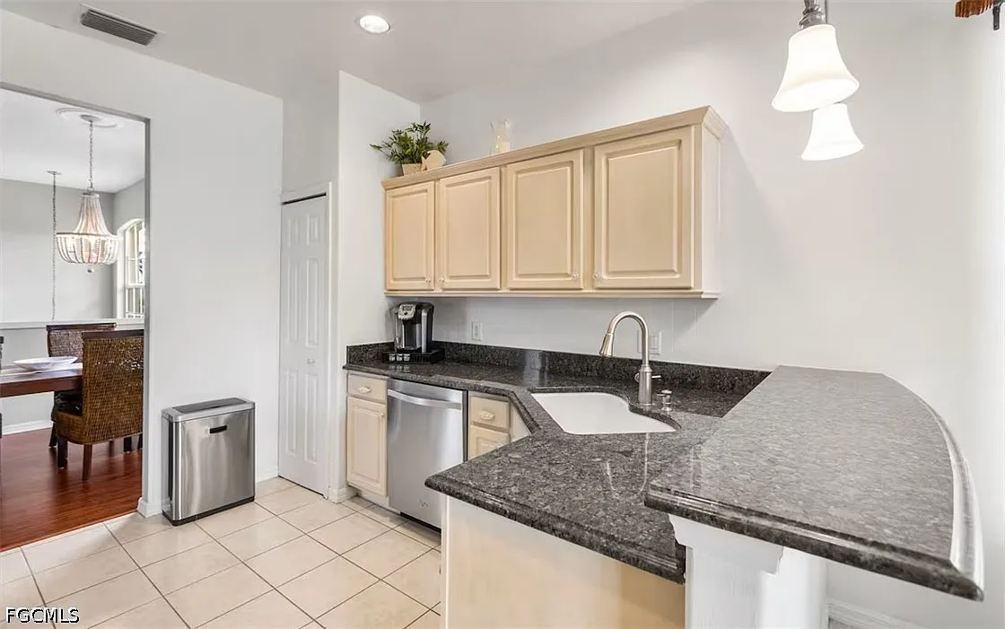 3 bed, 2.0 bath, 1980 sqft, $6,000 — Photo 2
