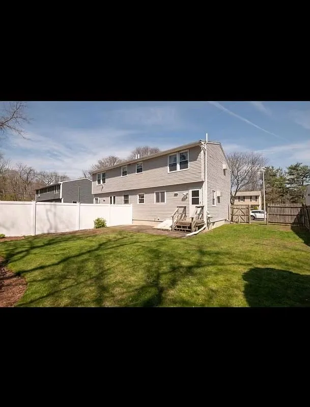 2 bed, 1.5 bath, 1400 sqft, $3,200 — Photo 2