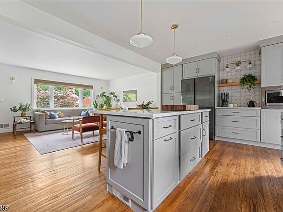 5th image of 430 W 6Th Ave