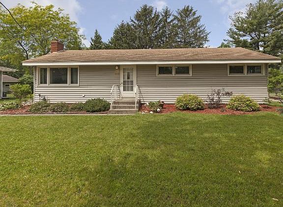 2nd image of 4849 Sharon Ln