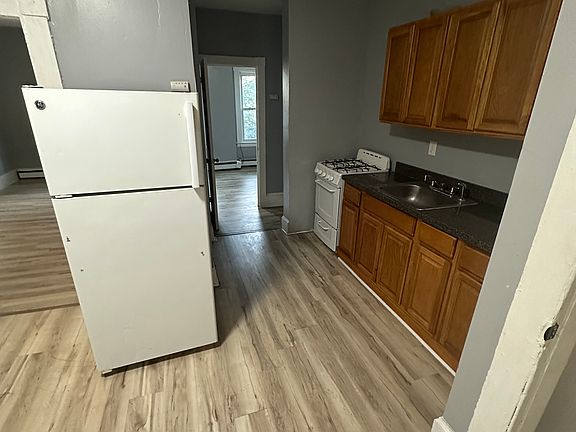 2nd image of 9 Putnam St APT 2